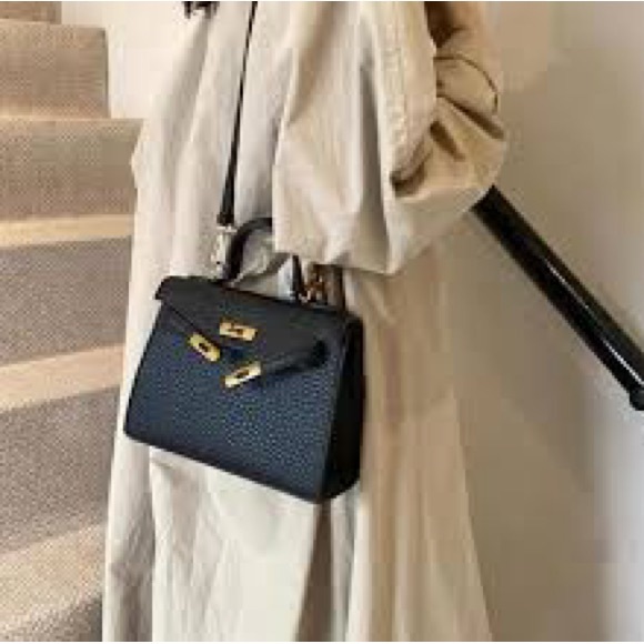 Black Kelly Textured Designer Turnlock Shoulder Crossbody Bag - Picture 5 of 13